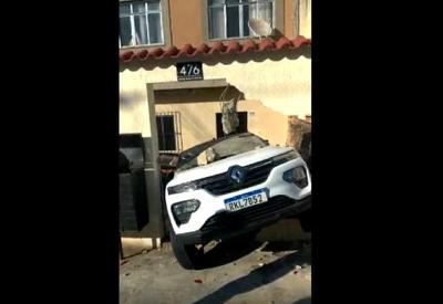 Motorista atinge muro ao tentar fugir de assalto em Duque de Caxias (RJ)