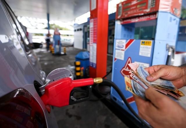 Preço médio da gasolina volta a subir após 15 semanas de queda