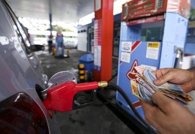 Preço médio da gasolina segue em queda e volta a ficar abaixo de R$ 5