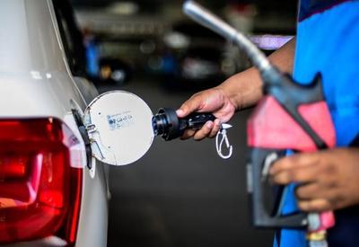 Preço médio da gasolina cai nos postos de combustíveis