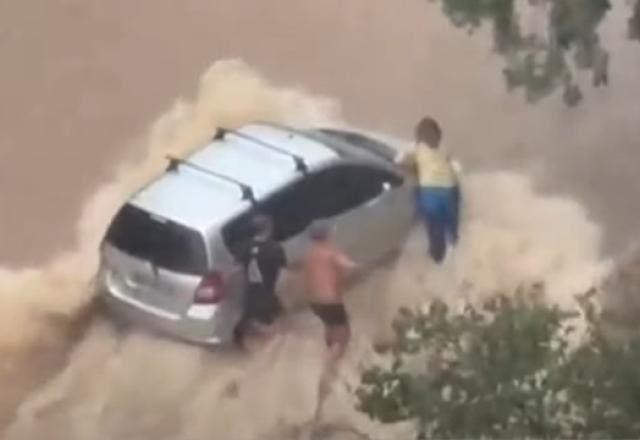 Forte chuva causa desabamentos na cidade de São Paulo