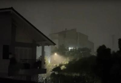 Temporal em Porto Alegre deixa moradores ilhados e sem energia  