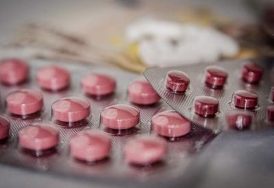 Covid-19: farmacêutica inclui eventos adversos graves em bula de remédio
