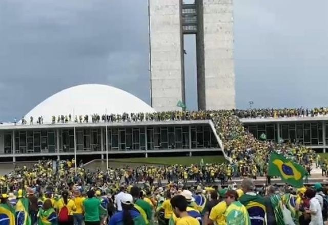 Da porta do quartel ao Congresso: como foi o ato golpista em Brasília