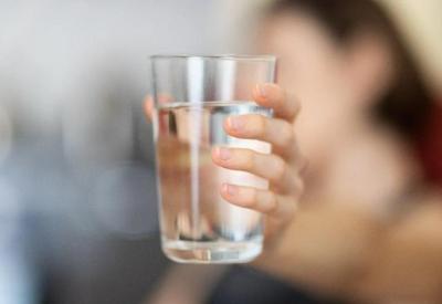 Justiça suspende lei que obriga fornecimento grátis de água em restaurantes de SP