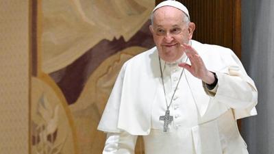 Papa fala aos fiéis e pede que católicos deixem o consumismo de lado