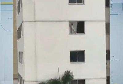 Vídeo: Criança é flagrada brincando entre janela e tela de proteção