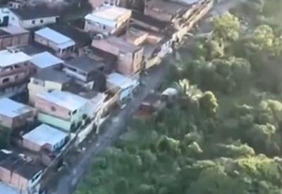 Homem em fuga invade casa e faz mulher refém em Salvador