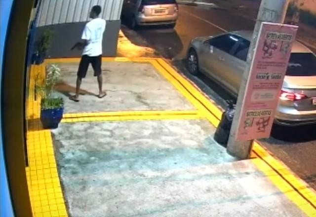 Imagens mostram ladrão que arrastou idosa invadindo creche e roubando carro