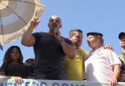 No Rio, manifestantes levantam cartazes contra o STF e Alexandre de Moraes