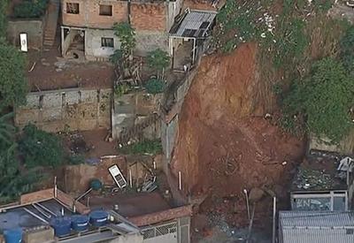 Deslizamento de terra ameaça mais de 20 casas em Osasco (SP)