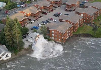 Casa desaba e é levada por enchente no Alasca, nos EUA