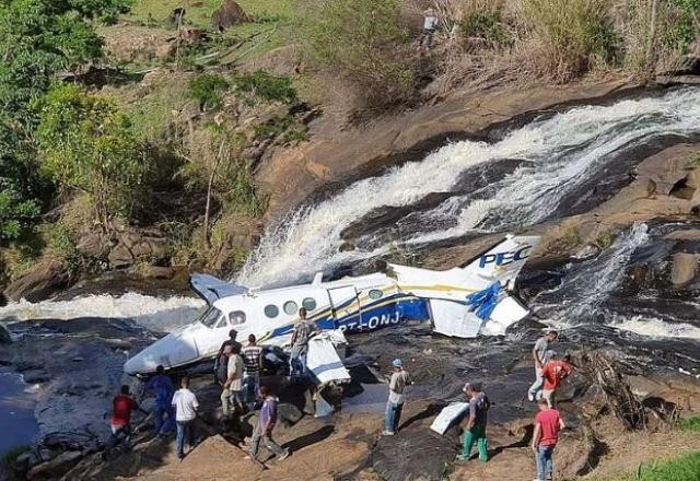 Motores do avião que caiu com Marília Mendonça são retirados