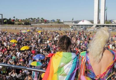 Parada do Orgulho LGBTQIA+ colore a Esplanada dos Ministérios no DF