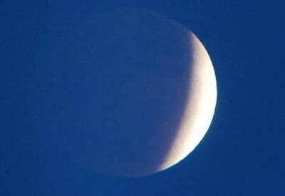 Sexta-feira amanhece com eclipse lunar parcial mais longo em 580 anos