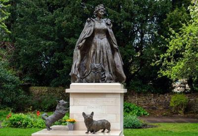 Primeira estátua póstuma da rainha Elizabeth II é inaugurada no Reino Unido