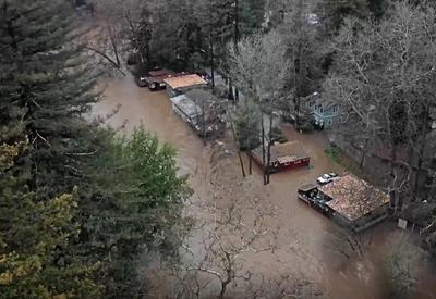 EUA: Biden visita áreas devastadas por tempestades na Califórnia