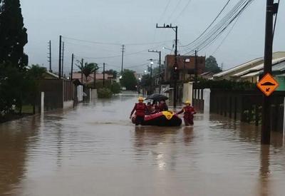 SBT News na TV: Chuvas deixam 4 mortos no RS; 71 municípios estão em situação de emergência em SC