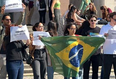 Brasileiros protestam contra xenofobia na Universidade de Lisboa