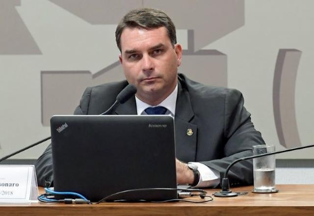 Flávio Bolsonaro critica ação da PF contra Abin paralela: "falsa narrativa para atacar sobrenome"