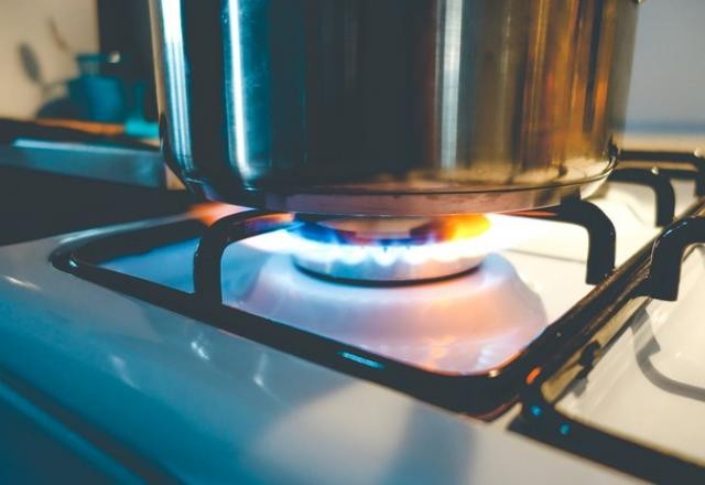 Preço de gás de cozinha sobe e média nacional chega a 10% do salário mínimo