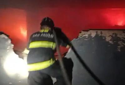 Incêndio atinge fábrica de tecidos na zona leste de São Paulo