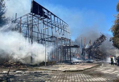 Incêndio atinge galpão onde foi montado cenário de novela da Globo