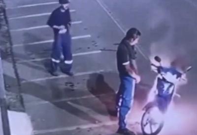 Flagra: dupla tenta apagar fogo em motocicleta com urina