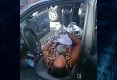 SP: Polícia realiza parto de emergência dentro de carro