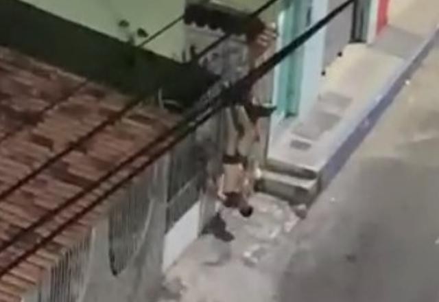 Vídeo: Ladrão fica pendurado só de cueca em portão no Espírito Santo