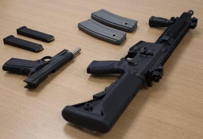 Bolsonaro entrega fuzil e pistola para a Polícia Federal