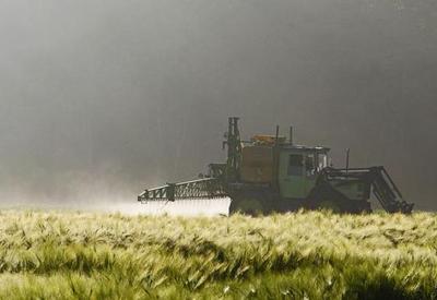 Governo reduz taxa de importação do glifosato, um herbicida polêmico