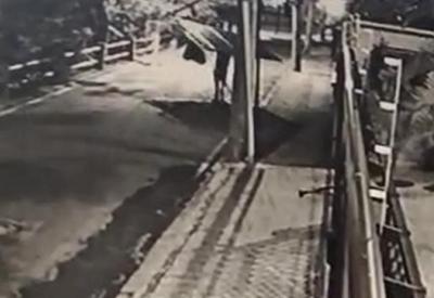 Vídeo: homem furta portão de entrada de veículos de prédio no Rio