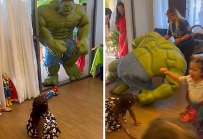 Hulk 'trapalhão' tropeça em festa infantil e provoca pânico nas crianças; veja vídeo