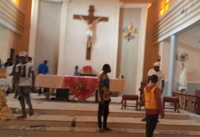 Tiroteio em igreja católica deixa ao menos 50 mortos na Nigéria