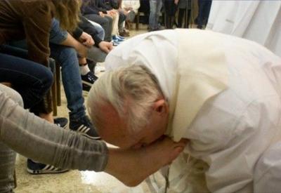 Papa Francisco relembra gesto de Jesus Cristo e lava os pés de 12 detentas em Roma