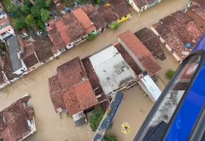 Chuvas deixam 100 cidades alagadas e 20 mortos no sul da Bahia