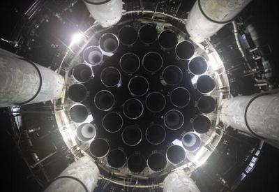 SpaceX faz teste de foguete com 33 motores; assista