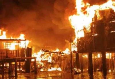 Incêndio destrói 36 casas de comunidade no Guarujá, litoral paulista
