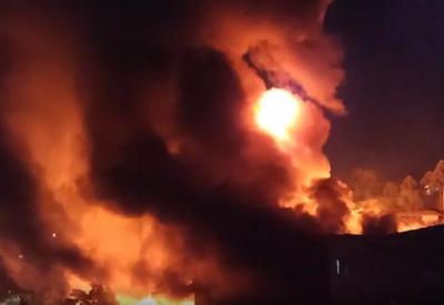Bombeiros tentam conter incêndio após explosão em galpão em São Paulo