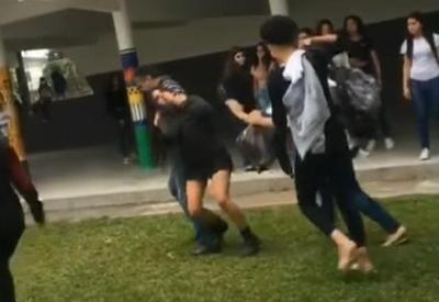 Flagrante: inspetor de escola dá golpe mata-leão em aluna no RJ