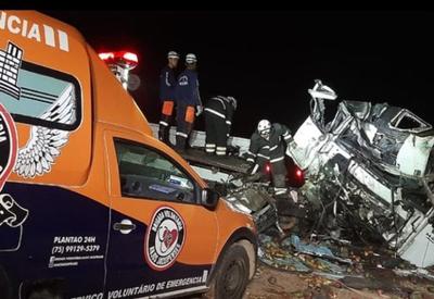 Acidente entre caminhão e ônibus deixa ao menos 25 mortos na Bahia