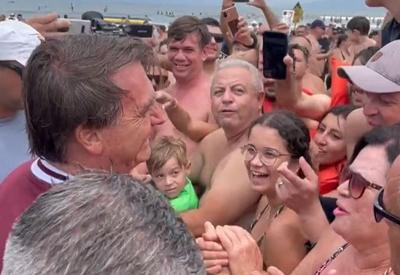 Bolsonaro anda de jet ski e fala com apoiadores no litoral paulista