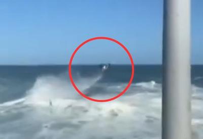 Homem sofre acidente com jet-ski e some em meio às ondas no RJ 
