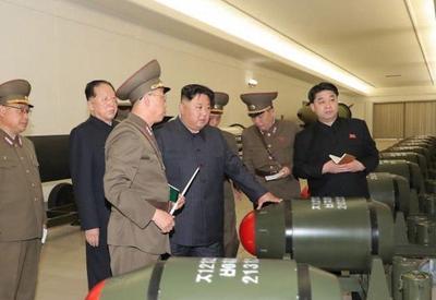 Coreia do Norte faz novo teste balístico e simula contra-ataque nuclear