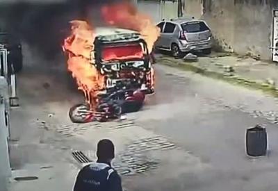 VÍDEO: Kombi em chamas atropela motociclista no RJ 