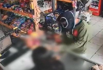 Flagra: Ladrão esconde rosto com cueca para assaltar mercado