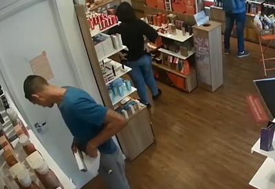 Vídeo: homem é flagrado furtando perfume e escondendo na cueca em SP