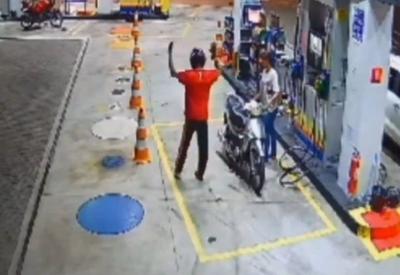 Vídeo: bandido é surpreendido por PMs quando tentava fugir após roubo