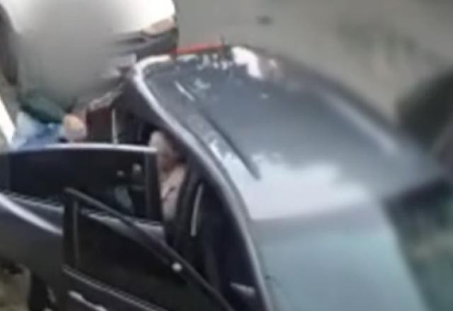 Homem é preso por arrancar idosa de carro em movimento durante assalto